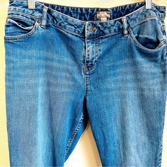 J.Jill women medium blue crop mid rise jean Acid wash distress, zip front Sz 14 - Picture 4 of 16